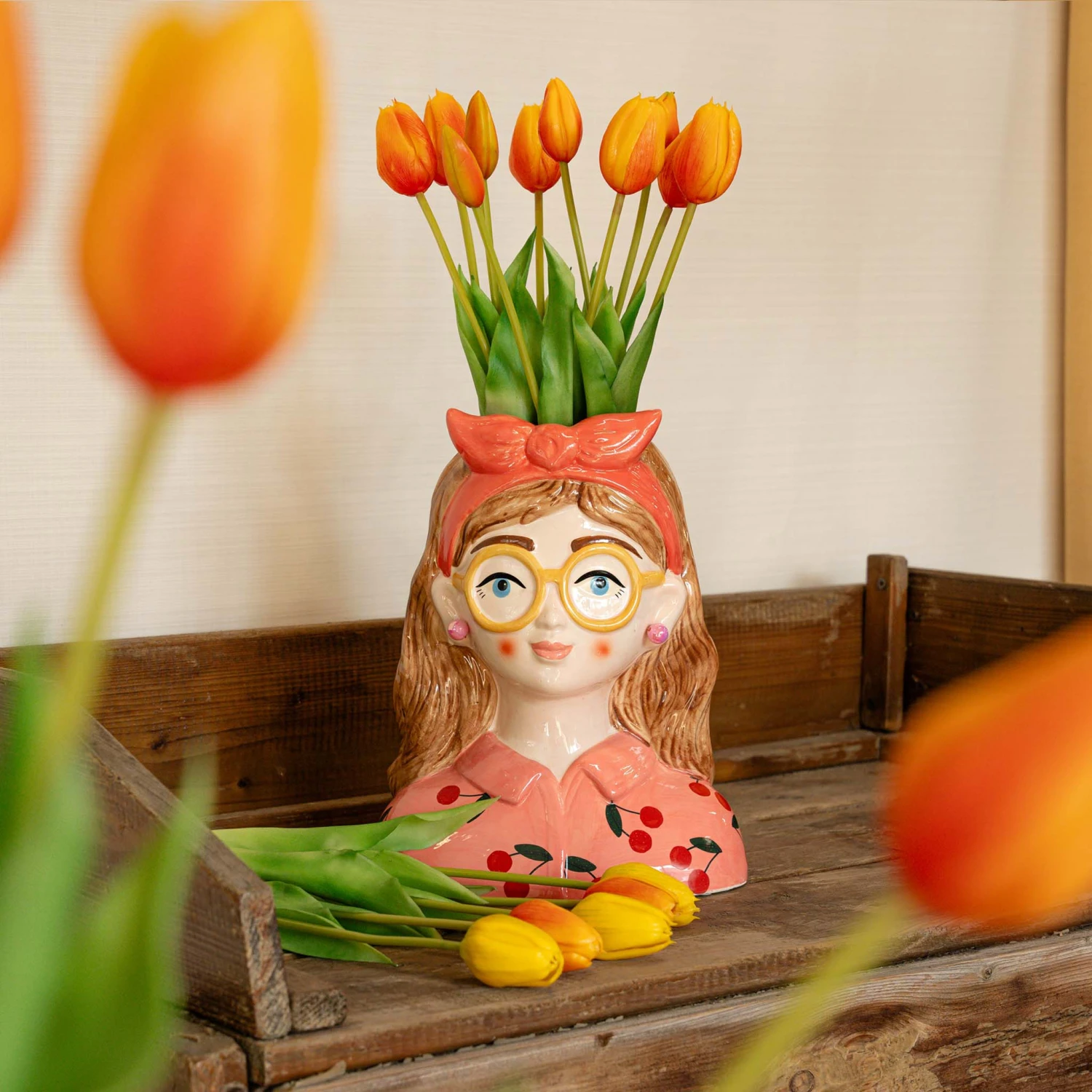 Vase Jessie Bow + 10x Real Touch Tulip Orange 2 Vase Jessie Bow + 10x Real Touch Tulip Orange